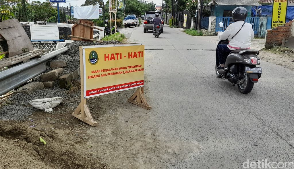 Pembangunan tembok penahan tanah (TPT) di Jl Raya Cilebut, Kota Bogor, 21 April 2022. (M Sholihin/detikcom)
