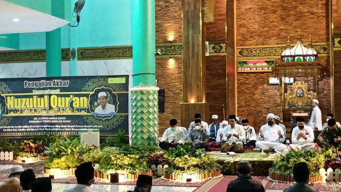 Pemerintah Kota Probolinggo memperingati Nuzululquran 1443 H yang mengundang  pengasuh Pondok Pesantren Sabilun Najah Kabupaten Bojonegoro KH Achmad Anwar Zahid.