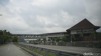 Yang membuat rest area ini makin unik adalah fasilitas skybridge yang menghubungkan dengan rest area lain di seberang jalan.   