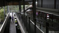 Rest area ini berhadap-hadapan dengan jembatan kaca sebagai penghubung.  
