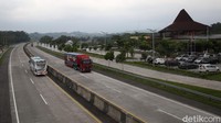Kedua sisi Rest Area Pendopo Km 456 memiliki fasilitas dan sarana lengkap seperti tempat parkir luas yang dapat menampung 207 kendaraan kecil dan 40 kendaraan besar berupa bus dan truk.  