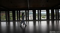 Dari atas skybridge, pengunjung bisa melihat langsung ke arah gunung dan kendaraan yang melaju dari dua sisi. Skybridge juga jadi tempat yang bagus untuk berfoto.  
