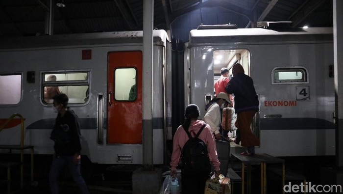 Pemudik mulai padati Stasiun Kiaracondong Bandung.