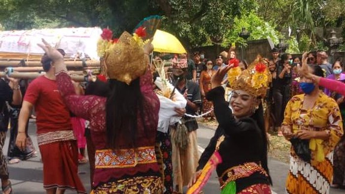 Viral Ngaben Diiringi Penari Joged Ternyata Waria, Ini Kisahnya