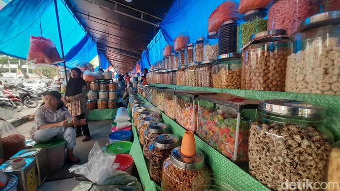 Penjual kue kering khas Melayu di Pekanbaru.