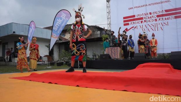 Peragaan busana memperingati Hari Kartini.