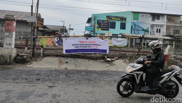 Perlintasan sebidang di Rawa Geni, Depok ditutup permanen usai insiden mobil tertabrak kereta rel listrik (KRL). Warga ada yang mendukung dan menolak. (Dwi Rahmawati/detikcom)