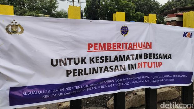 Perlintasan sebidang di Rawa Geni, Depok ditutup permanen usai insiden mobil tertabrak kereta rel listrik (KRL). Warga ada yang mendukung dan menolak. (Dwi Rahmawati/detikcom)