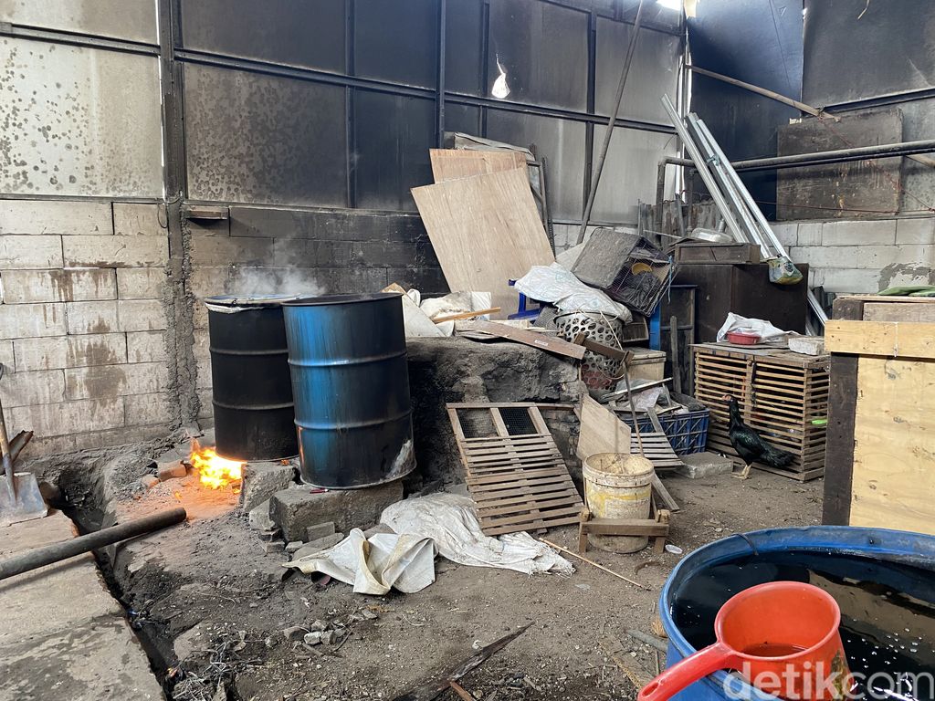 Permukiman di sebalik tembok SMKN 69, Kelurahan Jatinegara, Kecamatan Cakung, Jakarta Timur, RT11/RW7, 21 April 2022. (Annisa Rizky Fadhila/detikcom)