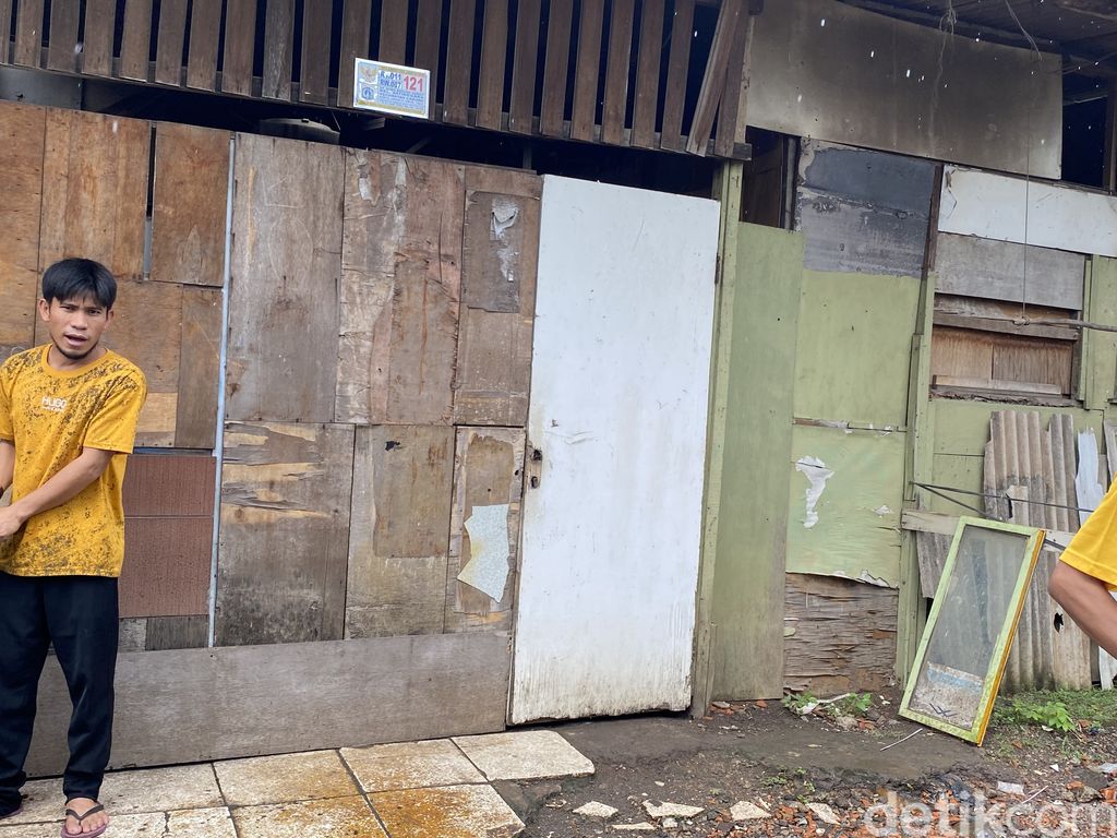 Permukiman di sebalik tembok SMKN 69, Kelurahan Jatinegara, Kecamatan Cakung, Jakarta Timur, RT11/RW7, 21 April 2022. (Annisa Rizky Fadhila/detikcom)