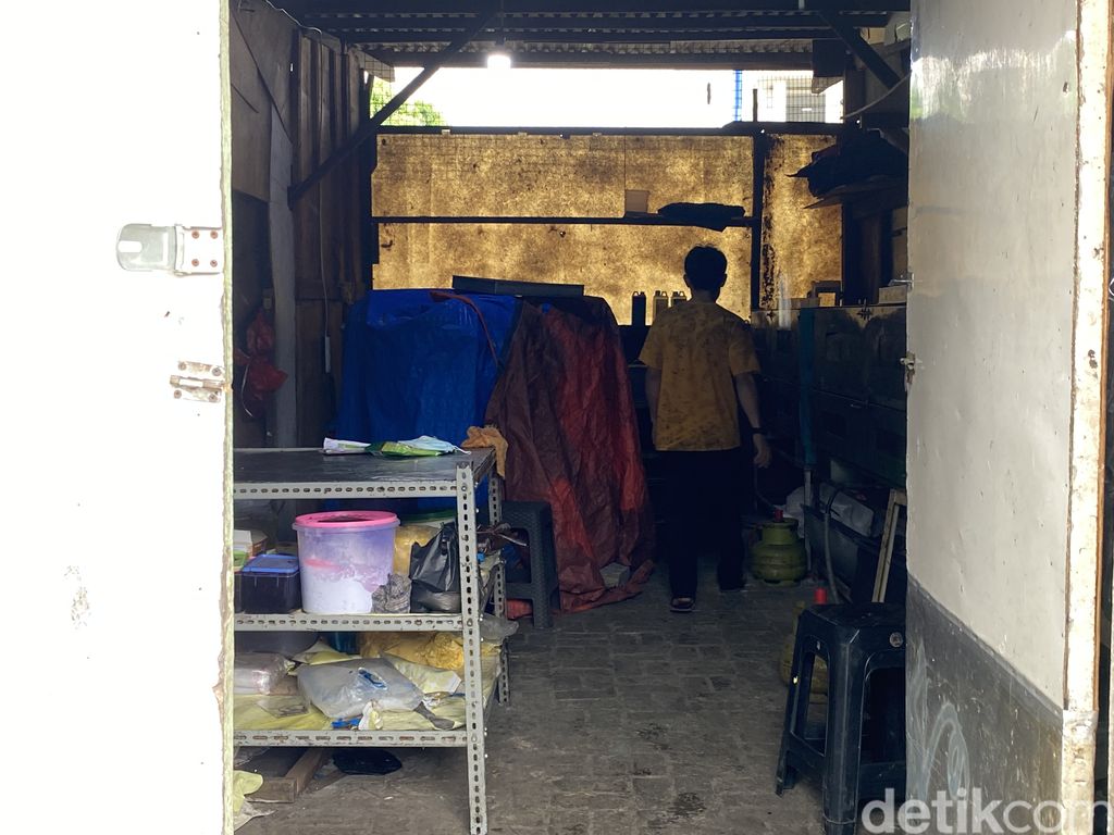 Permukiman di sebalik tembok SMKN 69, Kelurahan Jatinegara, Kecamatan Cakung, Jakarta Timur, RT11/RW7, 21 April 2022. (Annisa Rizky Fadhila/detikcom)