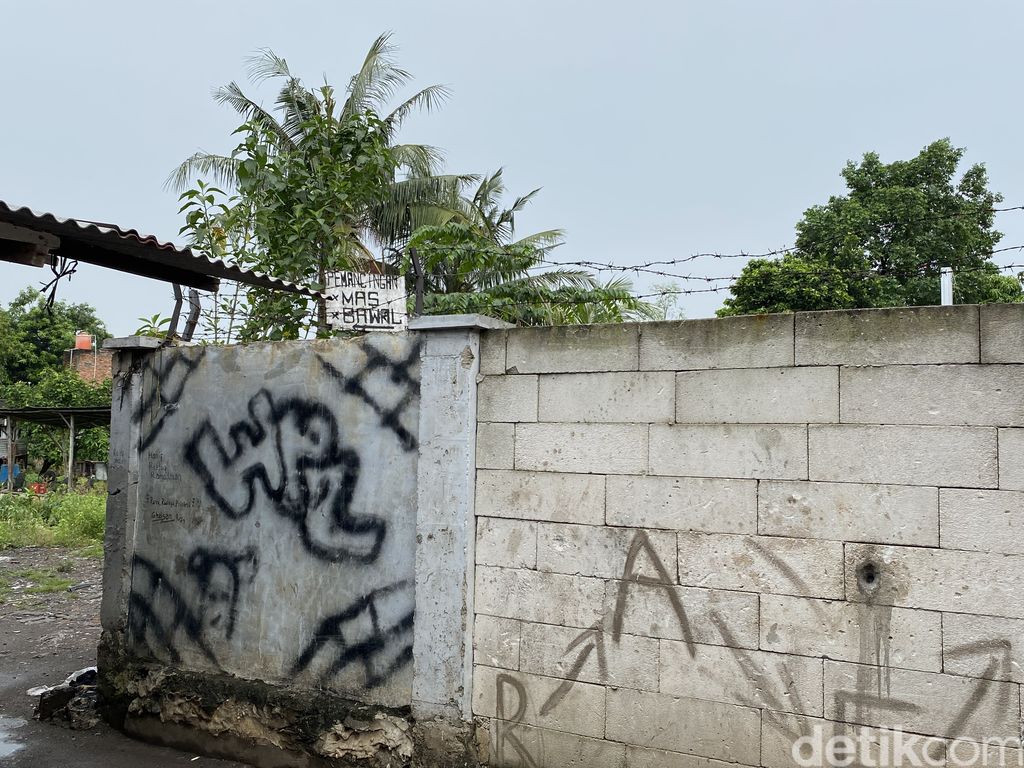 Permukiman di sebalik tembok SMKN 69, Kelurahan Jatinegara, Kecamatan Cakung, Jakarta Timur, RT11/RW7, 21 April 2022. (Annisa Rizky Fadhila/detikcom)