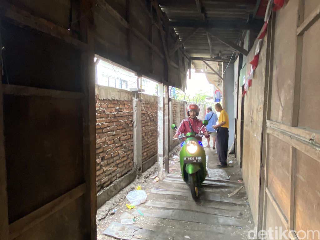 Permukiman di sebalik tembok SMKN 69, Kelurahan Jatinegara, Kecamatan Cakung, Jakarta Timur, RT11/RW7, 21 April 2022. (Annisa Rizky Fadhila/detikcom)