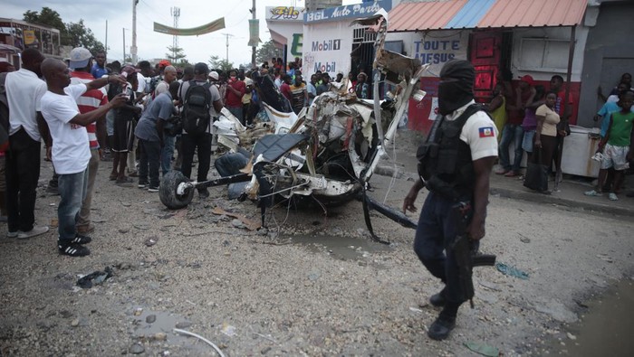 Sekitar 5 orang tewas usai pesawat kecil menabrak truk saat mencoba mendarat di Haiti. Warga berdatangan ke lokasi kecelakaan untuk melihat puing pesawat.