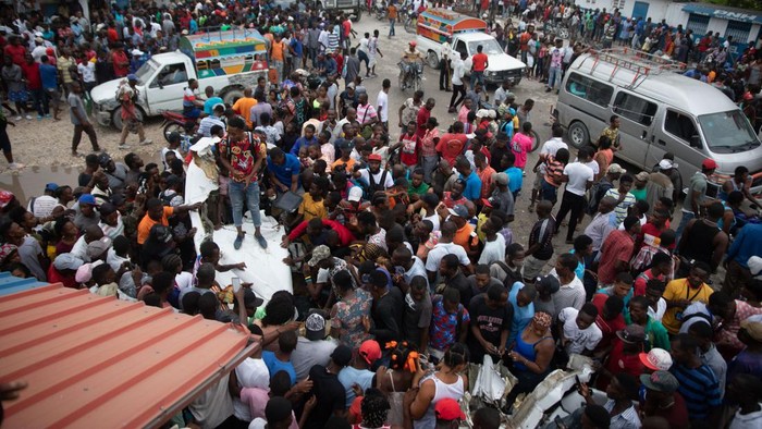 Sekitar 5 orang tewas usai pesawat kecil menabrak truk saat mencoba mendarat di Haiti. Warga berdatangan ke lokasi kecelakaan untuk melihat puing pesawat.