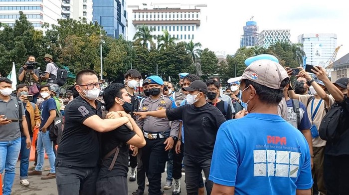 Polisi mengamakan pendemo di Patung Kuda, Jakarta Pusat