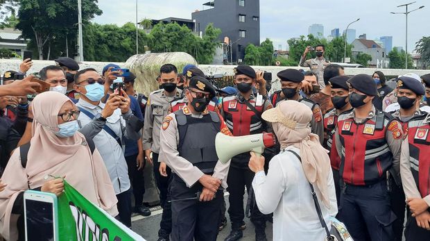 Polisi Pasang Water Barrier Raksasa di depan DPR