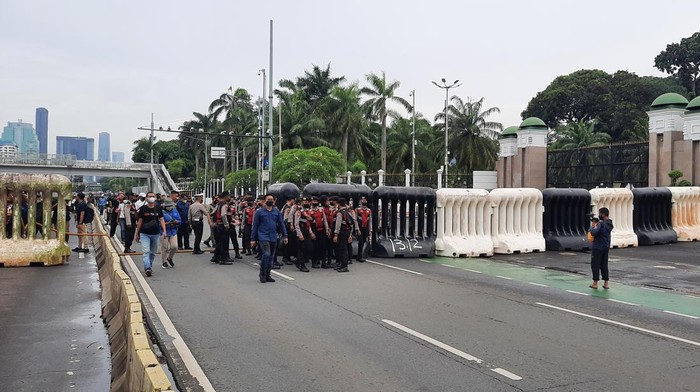 Polisi Pasang Water Barrier Raksasa di depan DPR