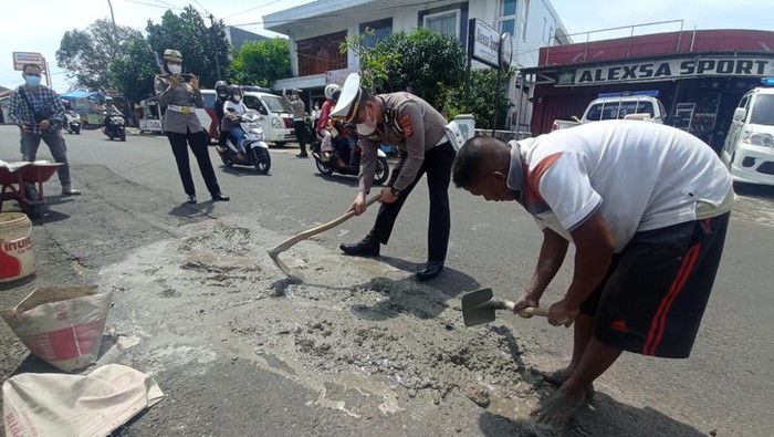 polisi perbaiki jalan rusak di Bengkulu