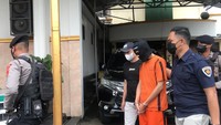 Kapolres Sukabumi Kota AKBP SY Zainal Abidin mengatakan, kejadian pencurian itu berlangsung pada Sabtu (9/4/2022) sekitar pukul 01.00 WIB dini hari. Kemudian tersangka ditangkap di Kp. Genteng Kecamatan Baros Kota Sukabumi pada Senin (18/4) lalu.   
