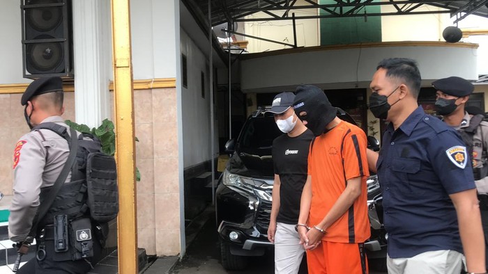 Polisi Ringkus Eks Pegawai Pertamina yang Rampok SPBU Sukabumi Seorang pria berinisial YP (23) ditangkap Satreskrim Polres Sukabumi Kota atas tindakannya merampok sebuah Stasiun Pengisian Bensin Umum (SPBU) di Jalan Tipar Gede milik Pertamina Retail. Tersangka merupakan mantan pegawai yang pernah bekerja di SPBU tersebut hingga 2017 lalu.