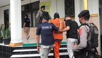 Pada hari kejadian, tersangka masuk dengan santai lewat pintu utama. Pelaku kemudian masuk ke kantor SPBU naik ke lantai 2 dan mengeluarkan senjata kepada petugas yang jaga.  