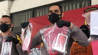 Barang bukti yang berhasi disita yakni sebilah pisau untuk mengancam petugas SPBU, sendal jepit, sebuah handphone merk Iphone XR warna merah, handphone Samsung A03, perhiasan emas mulai dari cincin, kalung dan anting seberat 10.2 gram ditambah satu unit kendaraan sepeda motor.   