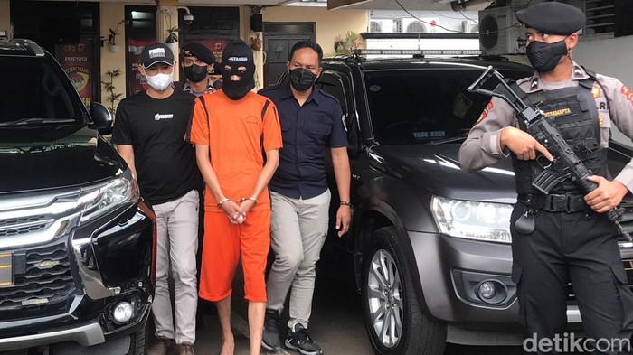 Polisi Ringkus Eks Pegawai Pertamina yang Rampok SPBU Sukabumi Seorang pria berinisial YP (23) ditangkap Satreskrim Polres Sukabumi Kota atas tindakannya merampok sebuah Stasiun Pengisian Bensin Umum (SPBU) di Jalan Tipar Gede milik Pertamina Retail. Tersangka merupakan mantan pegawai yang pernah bekerja di SPBU tersebut hingga 2017 lalu.