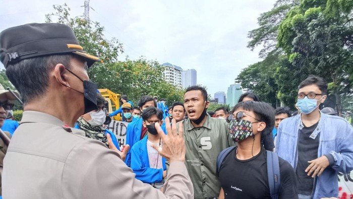 Polisi terlibat cekcok mulut dengan mahasiswa pendemo di Jl Gatot Subroto