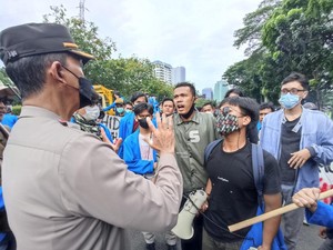 Hendak Demo ke DPR Naik Truk, Mahasiswa Protes Diperiksa Polisi di Gatsu
