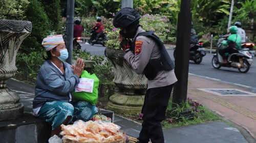 Srikandi presisi polresta denpasar berbagi sembako sambut hari kartini