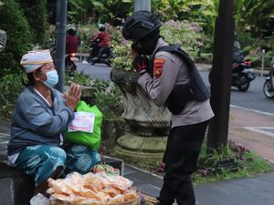 Srikandi Polresta Denpasar Bagi Sembako Sambut Kartini