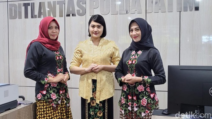 Polwan Kartini masa kini di Polda Jatim saat mengenakan pakaian adat untuk memperingati Hari Kartini.