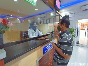 Hari Kartini, Polwan Ponorogo Pakai Kebaya saat Layani Pemohon SIM