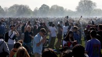 Orang-orang menghadiri demonstrasi untuk menandai hari ganja sedunia, di Hyde Park, London, Inggris, Rabu, (20/4/2022).