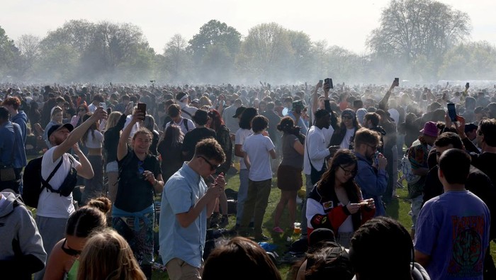 Potret Orang-orang di London Bebas Menghisap di Hari Libur Ganja A man poses for a photo during a demonstration to mark the informal cannabis holiday in Hyde Park, London, Britain, April 20, 2022. REUTERS/Tom Nicholson