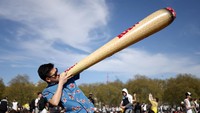 Seorang pria berpose selama demonstrasi untuk menandai hari libur ganja di Hyde Park, London, Inggris.