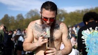 Mereka yang ikut demo terlihat dengan bebasnya menghisap ganja saat aksi.