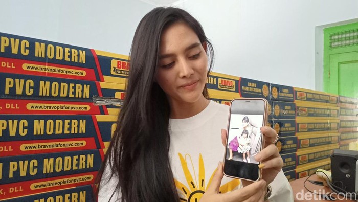 Pramugari Asal Ponorogo Ini Banting Setir Buka Toko Plafon Pramugari cantik asal Ponorogo, Realita Ika Prastika banting setir jadi tukang plafon. Wirausaha ini rela dilakukan setelah menikah dan punya anak.
