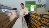 Usaha yang ia rintis sejak 2019 ini terbilang sukses. Sebab, dia juga akan membuka cabang toko plafon di Madiun.  