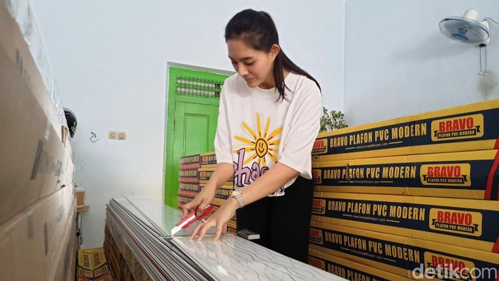 Pramugari cantik asal Ponorogo, Realita Ika Prastika banting setir jadi tukang plafon. Wirausaha ini rela dilakukan setelah menikah dan punya anak.