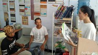 Sementara saat sudah membuka usaha sendiri. Menurut Rere jauh lebih fleksible. Meski awal membuka usaha dia harus turun tangan bersama suaminya.  