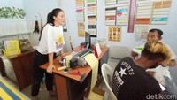 Kemudian, Rere meninggalkan pekerjaannya itu. Dia menikah dan memiliki seorang putra. Setelah itu, Rere memilih untuk membuka usaha laundry. Usaha laundry-nya berkembang. Foto: Charolin Pebrianti
