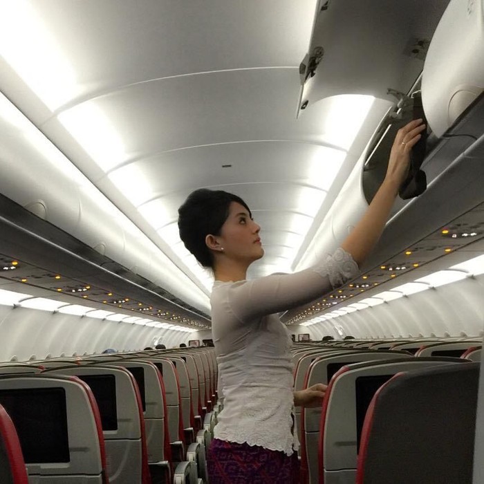 Pramugari Lion Air Kisah Rere, Pramugari Lion Air yang kini buka usaha toko plafon.