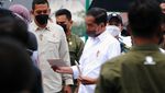 Momen Jokowi Bagikan BLT Minyak Goreng di Bogor