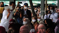 Hari ini BLT minyak goreng itu diserahkan di empat titik pasar tradisional di Kota dan Kabupaten Bogor pada Kamis (21/4/2022). Keempat titik itu adalah Pasar Cisarua, Pasar Ciawi, Pasar Sukasari, dan Pasar Bogor.