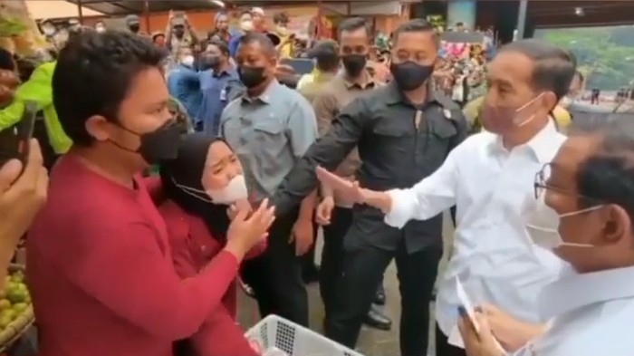 Presiden Joko Widodo (Jokowi) mendapat pengaduan langsung dari pedagang Pasar Bogor soal maraknya praktik pungutan liar (pungli). (Screenshot video viral)