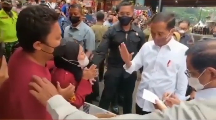 Presiden Joko Widodo (Jokowi) mendapat pengaduan langsung dari pedagang Pasar Bogor soal maraknya praktik pungutan liar (pungli). (Screenshot video viral)