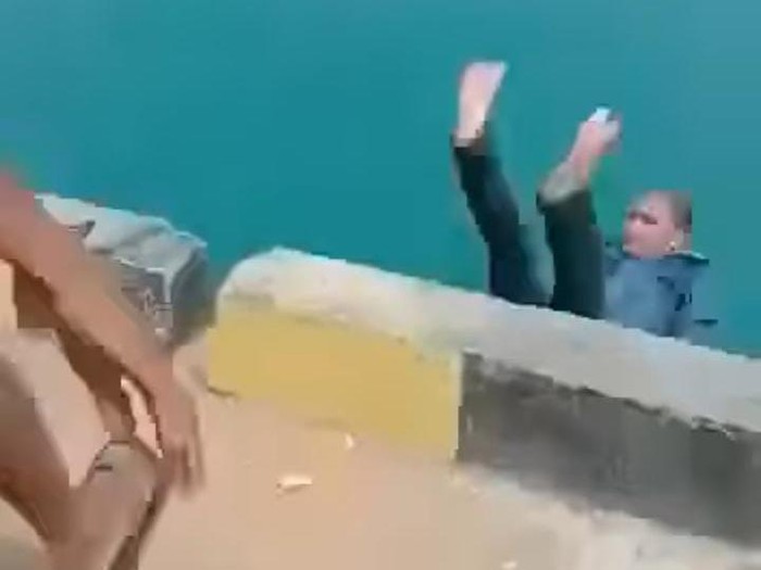 Tangkapan layar video pria dilempar ke laut.