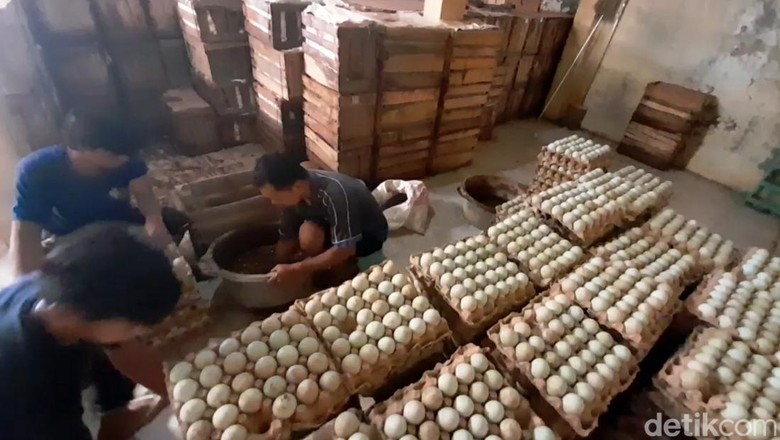 Produksi telur asin Brebes dikebut sambut mudik Lebaran 2022